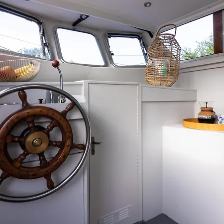 Cedo Nulli Dutch Holiday Boats Botel Amsterdam
